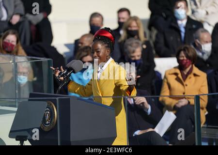 Amanda Gorman, poète et lauréate de la jeunesse nationale, lit un poème suivant le président des États-Unis Joe Biden qui a pris le serment d'office en tant que 46e président des États-Unis au Capitole des États-Unis à Washington, DC, le mercredi 20 janvier 2021. Crédit : Chris Kleponis/CNP/MediaPunch Banque D'Images