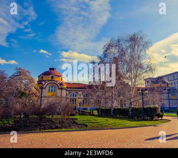 Musée d'histoire régionale et bains minéraux centraux Sofia et les personnes qui se promo dans le parc en face. Sofia. Bulgarie. 06.01.2021. Banque D'Images