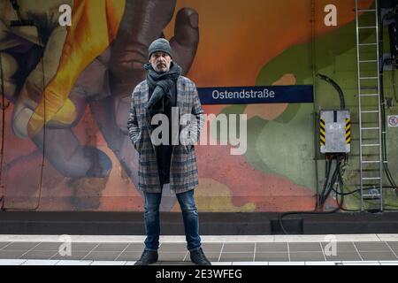 l'artiste allemand de graffiti case mallaim veille sa murale à Francfort S Bahn tunnel.Station de métro Ostendstrasse Banque D'Images