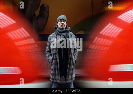 l'artiste allemand de graffiti case mallaim veille sa murale à Francfort S Bahn tunnel.Station de métro Ostendstrasse Banque D'Images