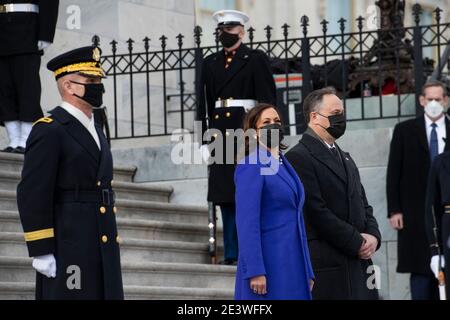 Le vice-président Kamala Harris, deuxième de droite et le deuxième monsieur Douglas Emhoff, à droite, examinent les troupes et se préparent à quitter le Capitole des États-Unis après qu'elle ait pris l'serment d'office comme 49e vice-président des États-Unis à Washington, DC, le mercredi 20 janvier 2021. Crédit : Rod Lamkey/Pool via CNP | utilisation dans le monde entier Banque D'Images