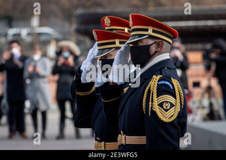 Les groupes militaires défilent devant le président Joe Biden et le vice-président Kamala Harris alors qu'ils se préparent à quitter le Capitole des États-Unis après avoir pris l'serment d'office comme 46e président et 49e vice-président des États-Unis à Washington, DC, le mercredi 20 janvier 2021. Crédit : Rod Lamkey/Pool via CNP | utilisation dans le monde entier Banque D'Images