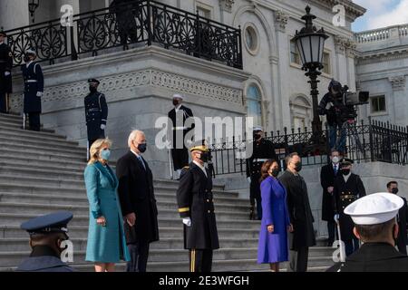 Le président des États-Unis Joe Biden, deuxième de gauche, et la première dame Jill Biden, de gauche, rejoignent le vice-président Kamala Harris, deuxième de droite et deuxième monsieur Douglas Emhoff, de droite, Pendant qu'ils examinent les troupes et se préparent à quitter le Capitole des États-Unis après avoir pris le serment d'Office comme le 46e président et 49e vice-président des États-Unis à Washington, DC, le mercredi 20 janvier 2021. Crédit : Rod Lamkey/Pool via CNP | utilisation dans le monde entier Banque D'Images