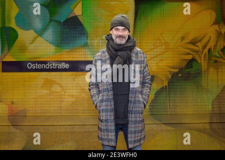 l'artiste allemand de graffiti case mallaim veille sa murale à Francfort S Bahn tunnel.Station de métro Ostendstrasse Banque D'Images