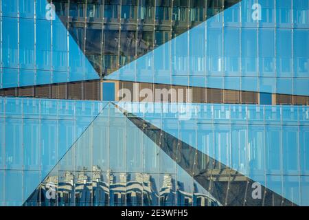 La façade de l'immeuble de bureaux Cube Berlin sur Washingtonplatz, Berlin 2020. Banque D'Images