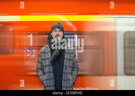 l'artiste allemand de graffiti case mallaim veille sa murale à Francfort S Bahn tunnel.Station de métro Ostendstrasse Banque D'Images