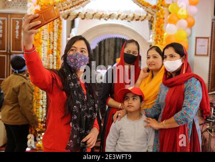 Beawar, Inde. 20 janvier 2021. Les jeunes femmes prennent un selfie à l'occasion du 355e anniversaire de naissance du 10ème Sikh Guru Gobind Singh à un Saint gurudwara à Beawar. (Photo de Sumit Saraswat/Pacific Press) crédit: Pacific Press Media production Corp./Alay Live News Banque D'Images