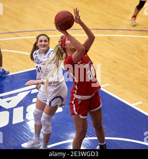 South Orange, New Jersey, États-Unis : le 20 janvier 2021, Rayven Peeples (20), le grand avant de la tempête rouge de St. John's, marque sous le ballon dans la seconde moitié au Walsh Gymnasium, à South Orange, New Jersey. Seton Hall défait St. Johns 87-64. Duncan Williams/CSM crédit: CAL Sport Media/Alay Live News Banque D'Images