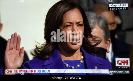 Un écran de télévision CNN de Kamala Harris ayant prêté serment en tant que vice-président des États-Unis le 20 janvier 2021. Banque D'Images