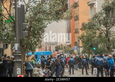 Une forte explosion a partiellement détruit un bâtiment situé dans le centre de Madrid à trois dans l'après-midi de mercredi, causant au moins trois morts et une personne disparue, en plus de six blessés, comme l'a confirmé le délégué du gouvernement communautaire, José Manuel Frank. Le maire de la ville, José Luis Martínez-Almeida, a fait une évaluation préliminaire "avec toutes les précautions" de la région et a indiqué que les causes indiquent une fuite de gaz, Qui a explosé dans les quatre étages supérieurs de l'immeuble dans la Calle de Toledo, à moins d'un kilomètre de la Plaza Mayor dans la capitale. ACC Banque D'Images