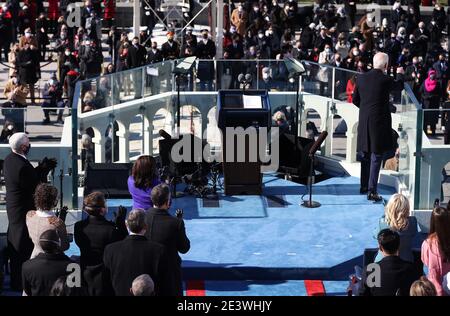 Washington, DC, États-Unis. 20 janvier 2021. Le président américain Joe Biden fait des gestes devant la foule après avoir donné son discours inaugural sur le front ouest du Capitole des États-Unis le 20 janvier 2021 à Washington, DC. Au cours de la cérémonie d'inauguration d'aujourd'hui, Joe Biden devient le 46e président des États-Unis. ( Credit: Tasos Katopodis/Getty Images)/Media Punch/Alay Live News Banque D'Images