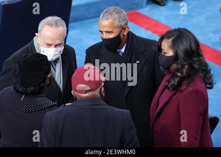 Washington, États-Unis. 20 janvier 2021. Le leader minoritaire du Sénat Chuck Schumer (D-NY), l'ancien président Barack Obama et Michelle Obama discutent lors de l'inauguration du président américain élu Joe Biden sur le front ouest du Capitole des États-Unis le mercredi 20 janvier 2021 à Washington. Photo de piscine par Tasos Katopodis/UPI crédit: UPI/Alay Live News Banque D'Images