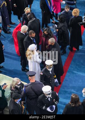 Washington, États-Unis. 20 janvier 2021. Jennifer Lopez et Alex Rodriguez saluent le président Barack Obama et Michelle Obama lors de l'inauguration du président Joe Biden et du vice-président Kamala Harris, qui se sont tenus au Capitole des États-Unis à Washington, DC, le 20 janvier 2021. Le président élu Joe Biden devient le 46e président des États-Unis à midi le jour de l'inauguration. ( Credit: SIPA USA/Alamy Live News Banque D'Images