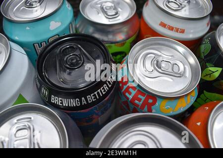 La brasserie GipSy Hill, à côté de Beer, vous offre une vie plus agréable CAN tropical lager par Moon Dog et de l'IPA juteux de 3 les contenants métalliques de Ravens sont largement recyclés Banque D'Images