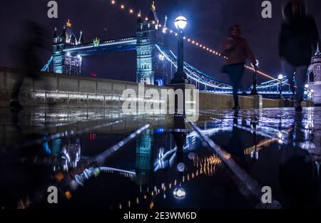 Londres, Royaume-Uni. 20 janvier 2021. Un lent obturateur montrant les gens qui marchent le long de Potters Fields Park où habituellement utilisé pour le festival de la nourriture et d'autres événements, à Londres, Royaume-Uni, le 20 janvier 2021. Les prévisions du bureau de rencontre la seule journée ensoleillée à Londres dans les 7 prochains jours devrait être le vendredi 22 janvier crédit : May James/ZUMA Wire/Alamy Live News Banque D'Images