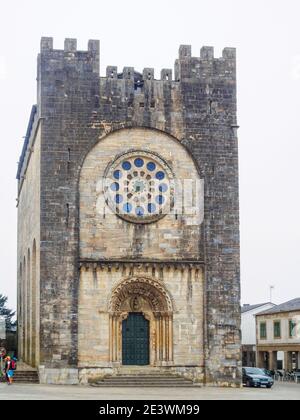La forteresse comme église paroissiale romane de San Nicolas appartenait à l'ordre de Saint Jean de Jérusalem - Portomarin, Galice, Espagne Banque D'Images