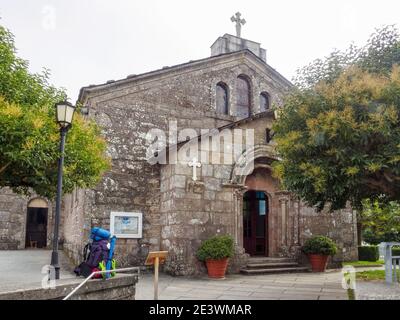 Eglise de San Tirso avec son portail roman - Palas de Rei, Galice, Espagne Banque D'Images