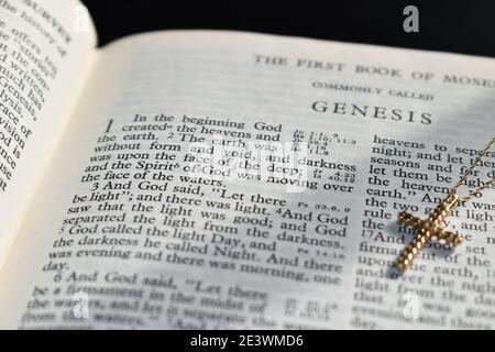 Gros plan du premier livre de la Bible avec une croix d'or sur la page. Genèse 1, verset 1. Au commencement Dieu a dit Banque D'Images