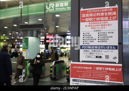 Tokyo, Japon. 20 janvier 2021. Un avis informe les passagers d'une réduction du nombre de services ferroviaires vers minuit en raison de l'état d'urgence du coronavirus à la gare de Tokyo, au Japon, le 20 janvier 2021. Credit: Naoki Morita/AFLO/Alay Live News Banque D'Images