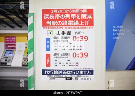 Tokyo, Japon. 20 janvier 2021. Un avis informe les passagers d'une réduction du nombre de services ferroviaires vers minuit en raison de l'état d'urgence du coronavirus à la gare de Tokyo, au Japon, le 20 janvier 2021. Credit: Naoki Morita/AFLO/Alay Live News Banque D'Images