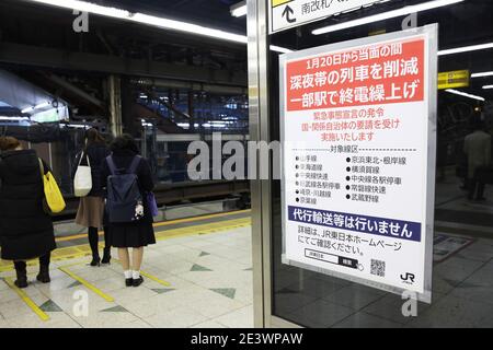 Tokyo, Japon. 20 janvier 2021. Un avis informe les passagers d'une réduction du nombre de services ferroviaires vers minuit en raison de l'état d'urgence du coronavirus à la gare de Tokyo, au Japon, le 20 janvier 2021. Credit: Naoki Morita/AFLO/Alay Live News Banque D'Images