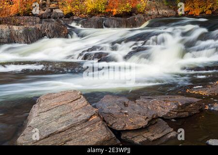 Magnifique zone de conservation des chutes Cordova Belmont Methuen Havelock Ontario Canada en automne Banque D'Images