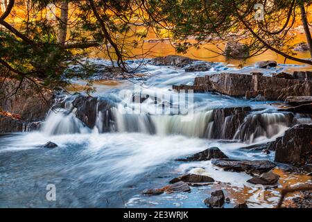 Magnifique zone de conservation des chutes Cordova Belmont Methuen Havelock Ontario Canada en automne Banque D'Images