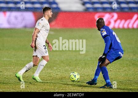 Getafe, Madrid, Espagne. 20 janvier 2021. Allan Nyom de Getafe FC et Pablo Maffeo de SD Huesca pendant le match de la Liga entre Getafe CF et SD Huesca au Coliseum Alfonso Perez de Getafe, Espagne. 20 janvier 2021. Credit: Angel Perez/ZUMA Wire/Alay Live News Banque D'Images