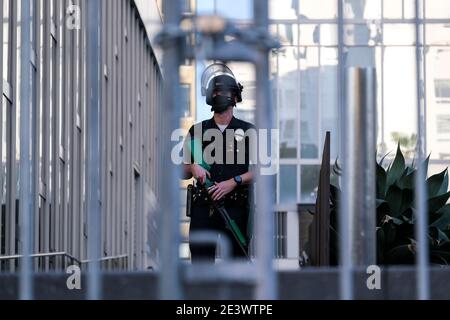 Los Angeles, Californie, États-Unis. 20 janvier 2021. Un policier garde le siège du département de police de Los Angeles après qu'un groupe de manifestants Black Lives se soit affronté avec un policier devant l'hôtel de ville de Los Angeles, le mercredi 20 janvier 2021 à Los Angeles, en Californie. Crédit: Ringo Chiu/ZUMA Wire/Alay Live News Banque D'Images