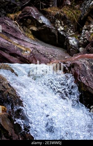 détail d'un torrent de montagne d'eau cristalline qui coule entre les rochers, vertical Banque D'Images