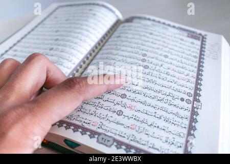 Gros de la main lors de la lecture du Saint Coran à la mosquée. Mise au point sélective. Banque D'Images