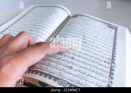 Gros de la main lors de la lecture du Saint Coran à la mosquée. Mise au point sélective. Banque D'Images