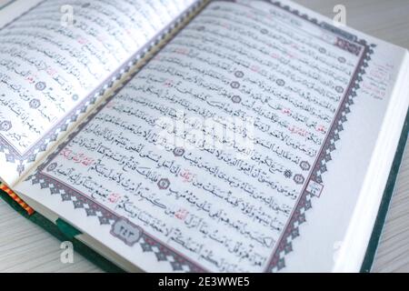 Gros de la main lors de la lecture du Saint Coran à la mosquée. Mise au point sélective. Banque D'Images