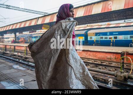 Varanasi. Inde. 08-02-2018. Les enfants en Inde peuvent avoir à faire face au travail dès le plus jeune âge. Comme errant la station tran à la recherche d'obtenir un peu d'argent comme c Banque D'Images