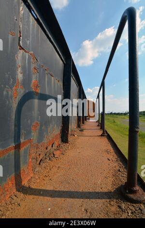 Vieux train à vapeur et des voitures sur le côté de la route à Jiaxing, en Chine. Abandonné et laissé aux éléments. Corrodé, rouillé et bien abîmé. Banque D'Images