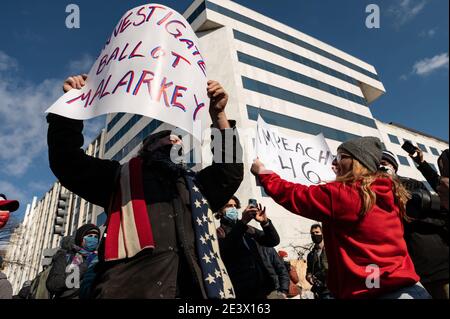 Washington, District de Columbia, États-Unis. 20 janvier 2021. Les partisans de Trump font des signes au milieu de la petite foule qui s'est rassemblée dans le centre-ville de Washington, DC lors de l'investiture du 46e président, Joe Biden. Crédit: Raquel Natalicchio/ZUMA Wire/Alay Live News Banque D'Images