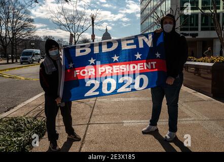 Washington, District de Columbia, États-Unis. 20 janvier 2021. Les gens sont fiers de détenir un drapeau de Joe Biden 2020 pour célébrer l'inauguration de Joe Biden à Washington, DC Credit: Raquel Natalicchio/ZUMA Wire/Alay Live News Banque D'Images