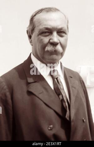 Sir Arthur Conan Doyle (1859-1930), médecin écossais, écrivain et créateur de Sherlock Holmes, à bord du navire Adriatique en juin 1922. Banque D'Images