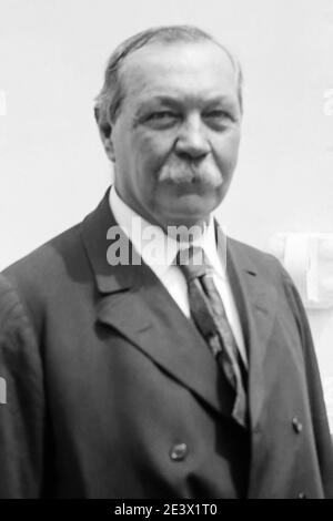 Sir Arthur Conan Doyle (1859-1930), médecin écossais, écrivain et créateur de Sherlock Holmes, à bord du navire Adriatique en juin 1922. Banque D'Images