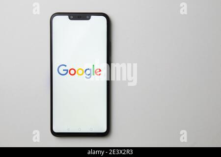 Kuala Lumpur, Malaisie - 23 juillet 2019 : smartphone affichant le logo Google sur fond blanc Banque D'Images