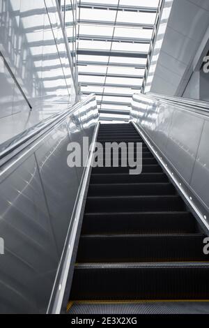 Vider l'escalier roulant dans la gare moderne. Banque D'Images