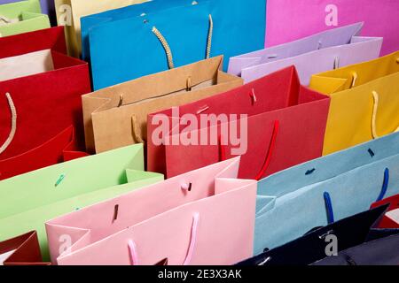 gros plan des sacs de shopping en papier colorés Banque D'Images