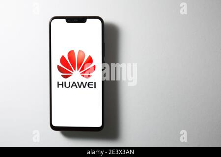 Malaisie, Kuala Lumpur - 29 mai 2019 : logo Huawei à l'écran de Huawei Nova 3i. Huawei technologies Co., Ltd. Est une multinationale chinoise de mise en réseau an Banque D'Images