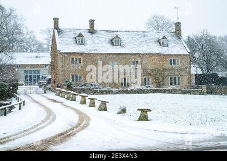 Cotswold maison en pierre dans la neige de décembre. WYCK Rissington, Cotswolds, Gloucestershire, Angleterre Banque D'Images