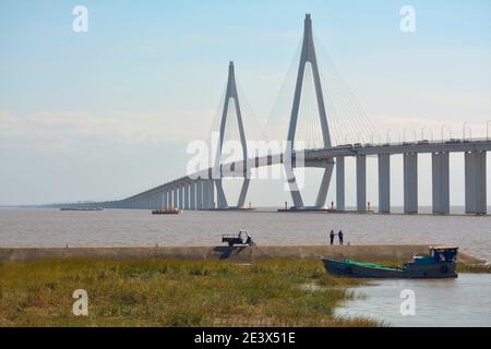 Les pêcheurs tendent leurs bateaux par le Jiaxing à la mer de Shaoxing Pont sur la rivière Qiantang en Chine.Nov 2020 Banque D'Images