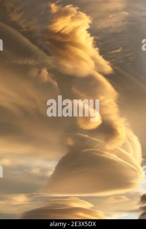 Nuages lenticulaires au-dessus du dernier Hope Sound, Puerto Natales, sud du Chili 4 janvier 2016 Banque D'Images