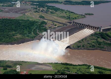 Barrage hydro-électrique d'Itaipu près des chutes d'Iguaçu, Brésil zone frontalière de l'Argentine - depuis un hélicoptère touristique du côté du Brésil, 18 janvier 2016 Banque D'Images