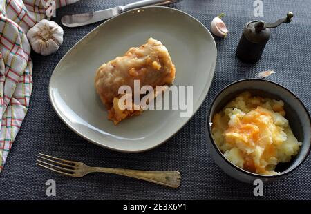 Petits pains de chou à la viande, au riz et aux légumes. Feuilles de chou farcies à la viande et purée de pommes de terre servies sur fond de bois foncé Banque D'Images