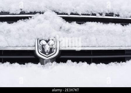 RIGA, LETTONIE - 13 JANVIER 2021 : logo Dodge sur le devant de la voiture après une chute de neige le jour d'hiver Banque D'Images