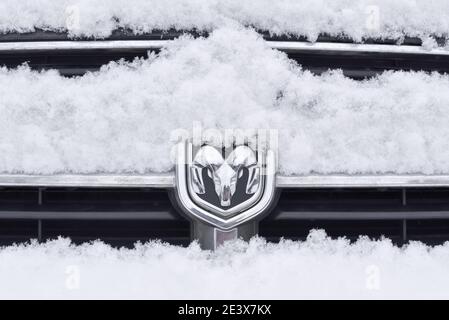 RIGA, LETTONIE - 13 JANVIER 2021 : logo Dodge sur le devant de la voiture après une chute de neige le jour d'hiver Banque D'Images